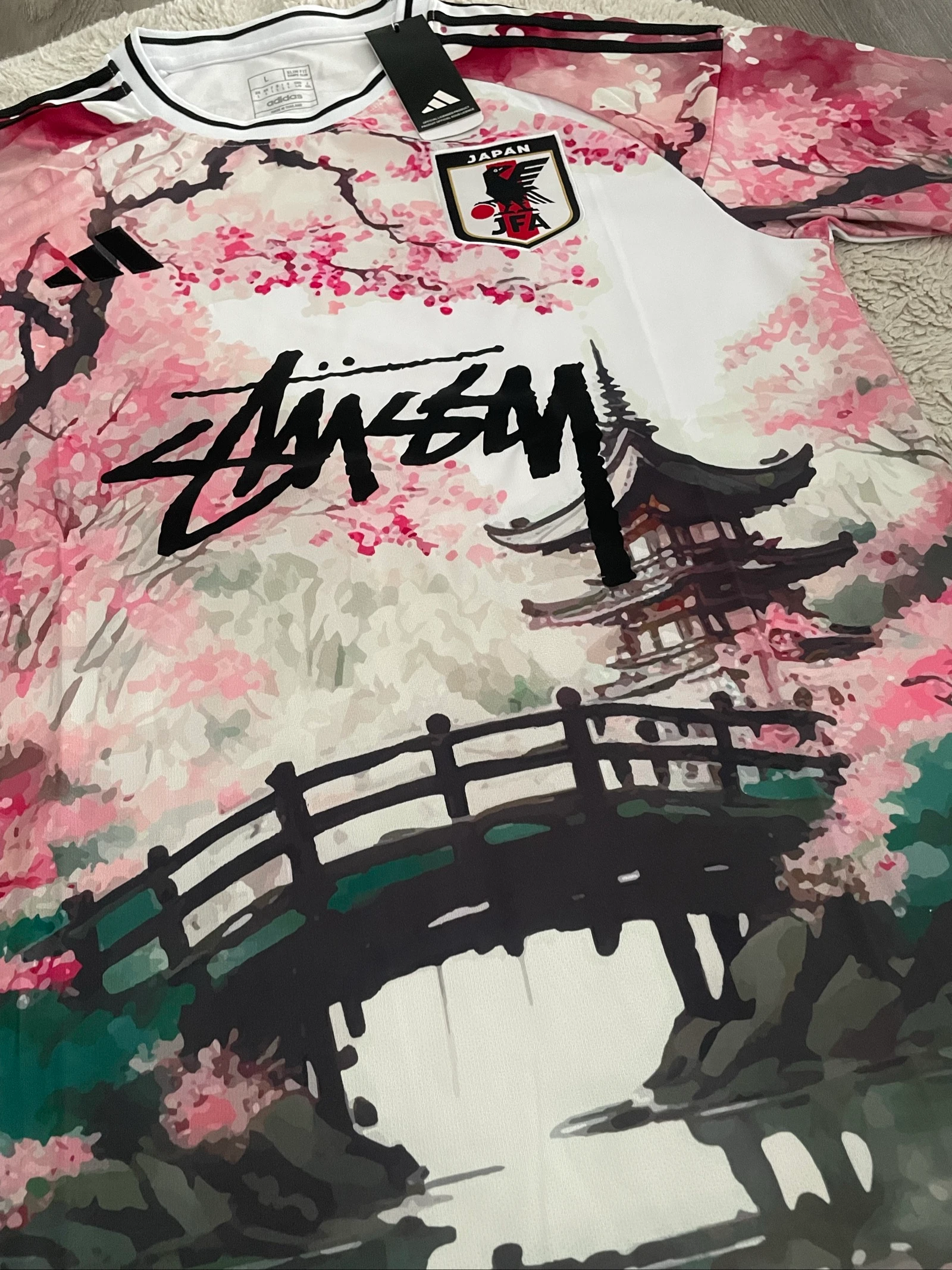 maillot de foot football concept japon fleuve temple rose vert blanc adidas stussy taille L neuf – photo 2